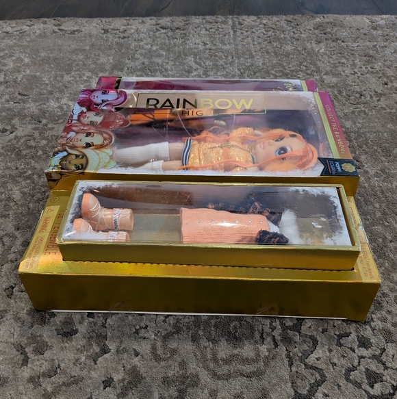 Rainbow High Winter Break Poppy Rowan Orange Fashion Doll and Playset - Picture 9 of 10